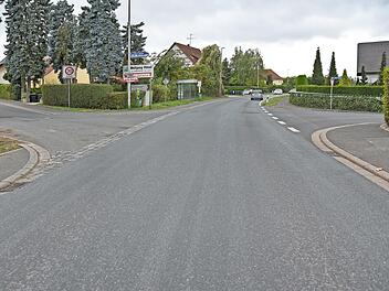 Das Bild zeigt links die Schubertstraße, die auf die Baiersdorferstraße mündet, und gegenüber die Einmündung Dr.-Rühl-Straße, in die das Regenwasser hineinläuft.