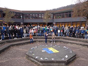 Symbolische Friedenstauben aus Papier in der Mitte des Rondells sollten ein Zeichen setzen. Diese Geste war Teil der Solidaritätsbekundung am Bad Brückenauer Franz-Miltenberger-Gymnasium.                   Foto: Rolf Pralle