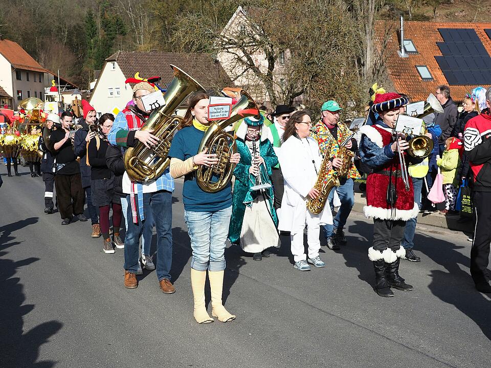 Buntes Faschingstreiben lockte tausende Besucher an.