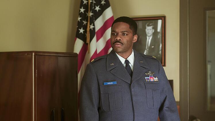 Major Hanlon (Jovan Adepo) schlägt in Derry wegen seiner Hautfarbe Skepsis entgegen.