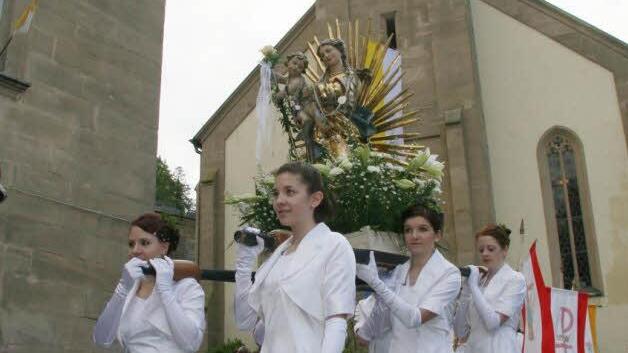 Ein schöner Anblick: Die Mädchen trugen die Marienstatue bei der Prozession durch den Ort.