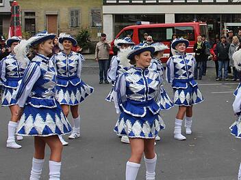 Schön anzusehen waren die Gardemädchen bei ihren Tänzen auf dem Marktplatz anlässlich der Faschings-Eröffnung.  Fotos: Dieter Britz