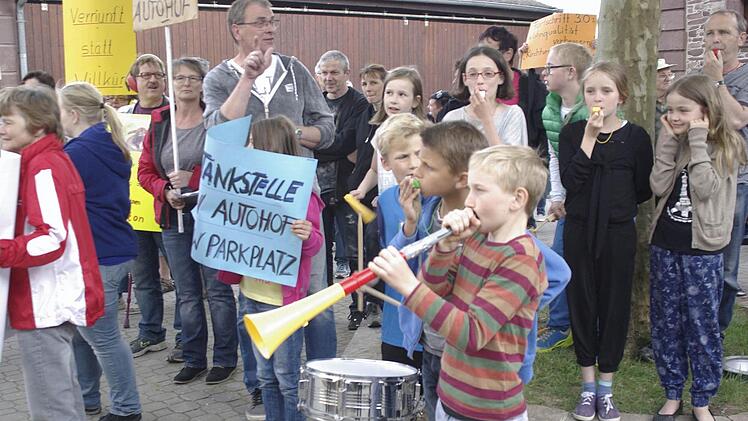 Der Protest, wie hier vor einer der vorangegangenen Gemeinderatssitzungen, hat Wirkung gezeigt. Foto: Archiv/ Winfried Ehling