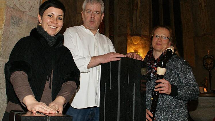 Eindrucksvoll spielte die Gruppe "Mutterklang" in der Sakramentskapelle in Eltmann. Zentrale Instrumente sind die Klangsteine; unser Bild zeigt Sonja Wißmüller, Michael Scholl und Angelika Eirich (von links).
