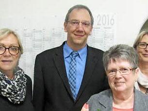 Roswitha Bauer ist seit 30 Jahren Mitglied bei den Sozialdemokraten. Zum Jubiläum gratulierten ihr (v. l.) Petra Schneider, Bürgermeister Thomas Nowak und Bettina Lesch-Lasaridis. Foto: Martin Koch