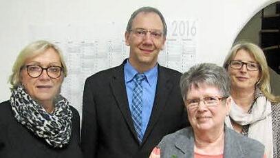 Roswitha Bauer ist seit 30 Jahren Mitglied bei den Sozialdemokraten. Zum Jubiläum gratulierten ihr (v. l.) Petra Schneider, Bürgermeister Thomas Nowak und Bettina Lesch-Lasaridis. Foto: Martin Koch