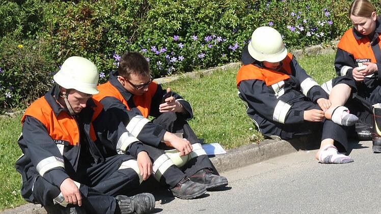 Und Action! Bilder vom Erwachsenenleistungsmarsch der oberfränkischen Feuerwehren in Großheirath (Landkreis Coburg). Fotos: Michael Stelzner