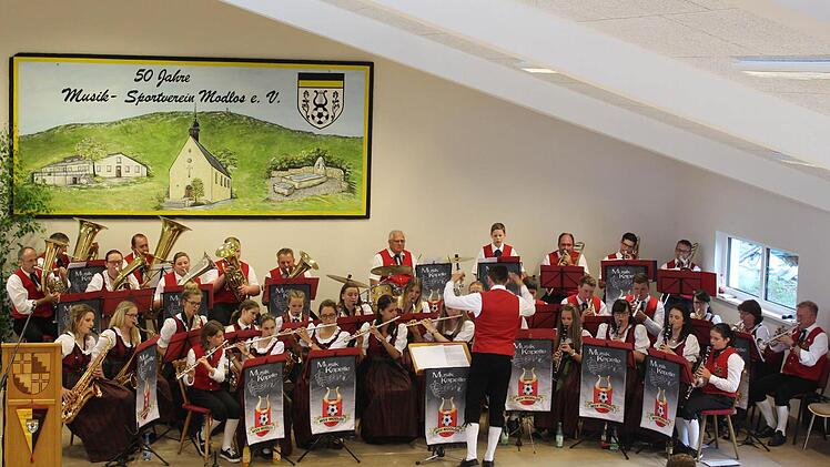 Die Musikkapelle des Musik- und Sportvereins Modlos untermalte den Festabend zum 50-jährigen Bestehen des größten Vereins im Ort. Foto: Diana Leitsch