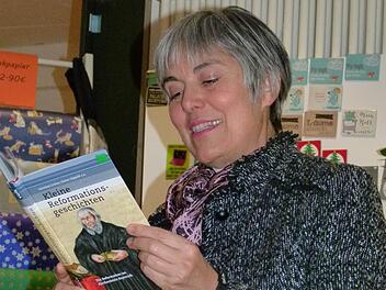 Regionalbischöfin Dorothea Greiner stellte mit einigen weiteren Autoren im Collibri die "Kleinen Reformationsgeschichten" vor.  Foto: Marion Krüger-Hundrup