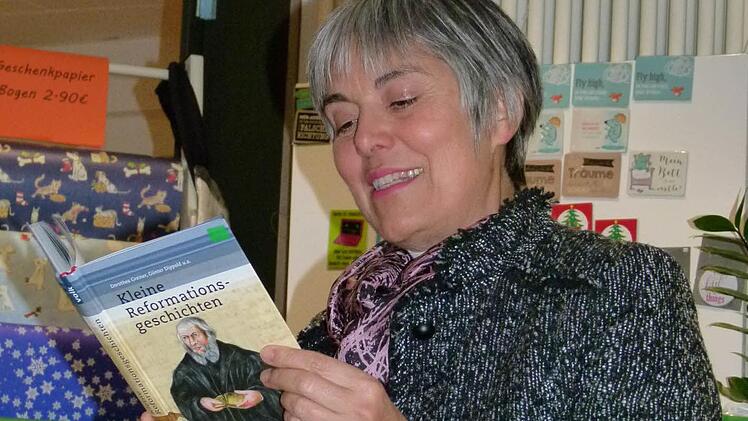 Regionalbischöfin Dorothea Greiner stellte mit einigen weiteren Autoren im Collibri die "Kleinen Reformationsgeschichten" vor.  Foto: Marion Krüger-Hundrup