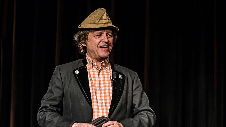 Wie der Kabarettist Frank-Markus Barwasser im ausverkauften Kongresshaus die Bühne zur Kanzel werden lässt.