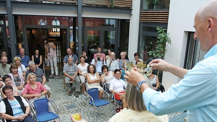 Das muss schon mal sein: Joachim Mielke durfte Helga Siebert standesgemäß krönen.
