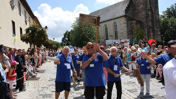 Teilnehmer aus Neustadt am Kocher mit großen und kleinen Ratschen. Foto: Michael Stelzner