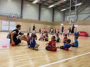 Insgesamt 60 Kinder aus f&uuml;nf Kindertagesst&auml;tten waren beim Abschlussevent des KiGa-Jahres in der Baskidhall mit dabei. Niklas Schmitt