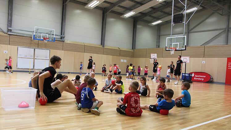 Insgesamt 60 Kinder aus f&uuml;nf Kindertagesst&auml;tten waren beim Abschlussevent des KiGa-Jahres in der Baskidhall mit dabei. Niklas Schmitt