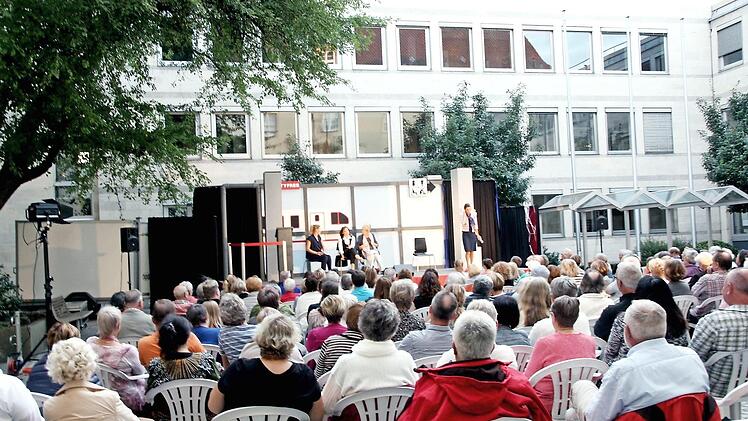 Am Wochenende gab's nochmal Theater im "alten" Schlosshof.  Foto: Richard Sänger