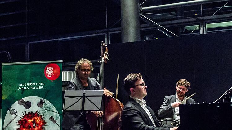 Jazzabend bei den Musikfreunden: Mini Schulz, Frank Dupree und Obi Jenne (von links) gastierten im HUK-Foyer auf der Bertelsdorfer Höhe.Foto: Jochen Berger