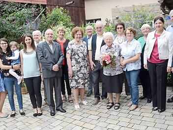 Anna Schwanzer (mit Blumenstrauß) feierte 95. Geburtstag. Mit im Bild Landratsstellvertreter Gerhard Wunder (r.), Zweite Bürgermeisterin von Kronach, Angela Hofmann (Dritte v .r.), und Pater Maximilian Kray (Sechster v .l.) Foto: K.-H. Hofmann