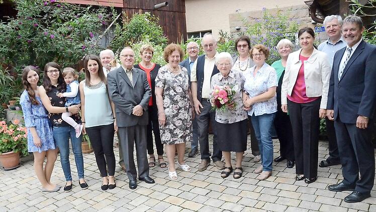 Anna Schwanzer (mit Blumenstrauß) feierte 95. Geburtstag. Mit im Bild Landratsstellvertreter Gerhard Wunder (r.), Zweite Bürgermeisterin von Kronach, Angela Hofmann (Dritte v .r.), und Pater Maximilian Kray (Sechster v .l.) Foto: K.-H. Hofmann