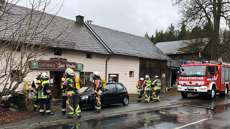 Feuerwehreinsatz in Regnitzlosau: Am Gasthaus "Zur Linde'" war ein Brand ausgebrochen. Foto: NEWS5 / Fricke
