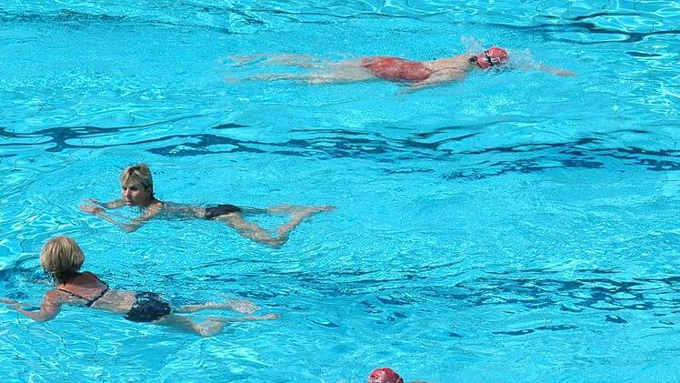 Schwimmen im Terrassenschwimmbad: Unser Foto entstand vor der Corona-Zeit.  Foto: Archiv Siegfried Farkas