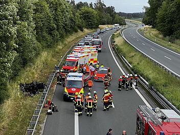 Auto kommt von Fahrbahn ab, wird in die H&ouml;he katapultiert und &uuml;berschl&auml;gt sich: Eine Person verstorben
