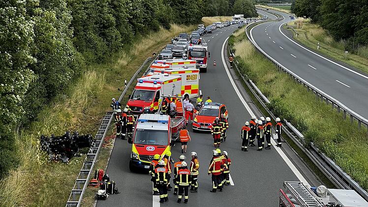 Auto kommt von Fahrbahn ab, wird in die Höhe katapultiert und überschlägt sich: Eine Person verstorben