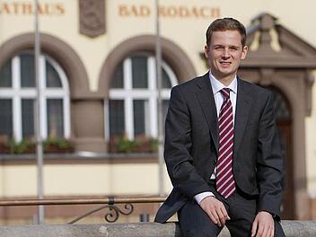 Ein so junges Stadtoberhaupt hatte Bad Rodach wohl noch nie in seiner Geschichte: Tobias Ehrlicher zog am Freitag offiziell ins Rathaus ein.Fotos: Florian Hecky
