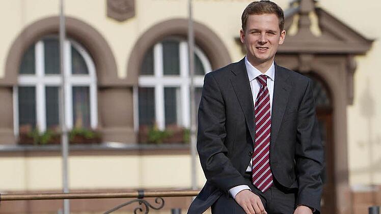 Ein so junges Stadtoberhaupt hatte Bad Rodach wohl noch nie in seiner Geschichte: Tobias Ehrlicher zog am Freitag offiziell ins Rathaus ein.Fotos: Florian Hecky