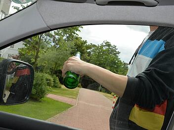 Durch das offene Beifahrerfenster schlug Uwe T. so oder ähnlich mit einer Bierflasche zu. Symbolfoto: Ronald Rinklef