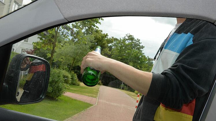 Durch das offene Beifahrerfenster schlug Uwe T. so oder ähnlich mit einer Bierflasche zu. Symbolfoto: Ronald Rinklef
