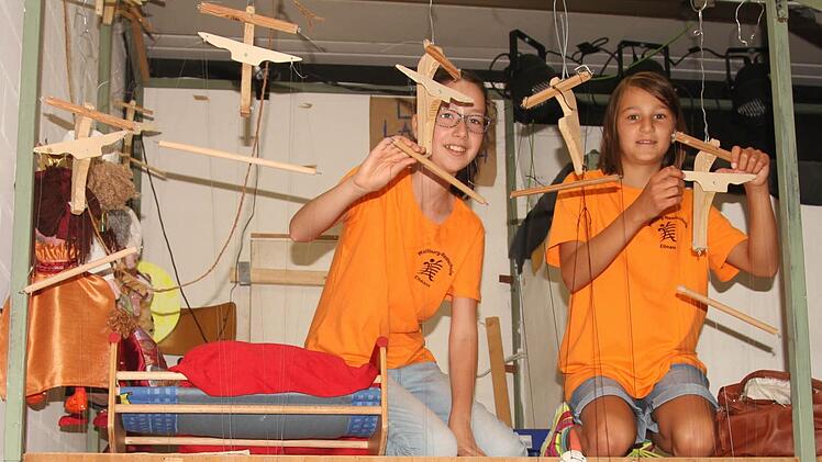 So sieht es oben im Marionettentheater aus. Es besteht aus zwei Ebenen.