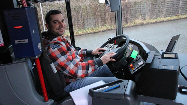 Wer, wie Busfahrer Antonio, seine Fahrerlizenz behalten will, muss sich alle fünf Jahre einer 35-stündigen Fortbildung stellen. Fotos: Josef Hofbauer