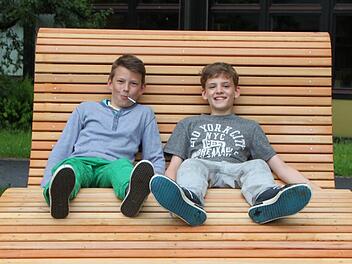 Ein Päuschen auf dem Schulhof: Jonas Barthelmes aus Mitgenfeld und Paul Wiesner aus Oberbach lassen es sich so richtig gut gehen. Foto: Ulrike Müller