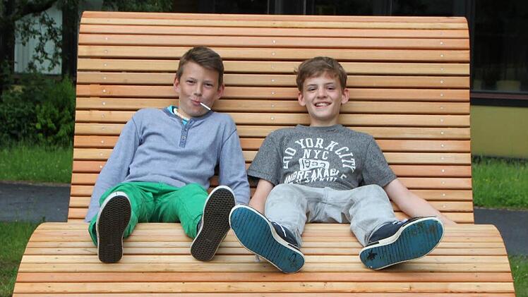 Ein Päuschen auf dem Schulhof: Jonas Barthelmes aus Mitgenfeld und Paul Wiesner aus Oberbach lassen es sich so richtig gut gehen. Foto: Ulrike Müller