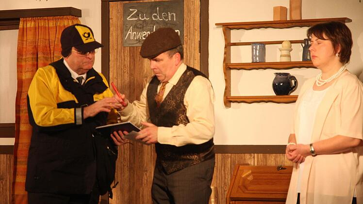 Wie Alfred Hitchcock tritt auch Pfarrer Wolf in seinen Stücken in Minirollen auf. Diesmal war er als Postbote zu sehen. Foto: Franz Galster