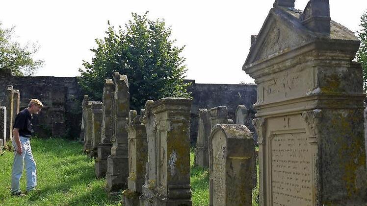 Auf dem Burghaslacher Judenfriedhof finden sich Grabsteine aus drei Jahrhunderten. Fotos: Pauline Lindner
