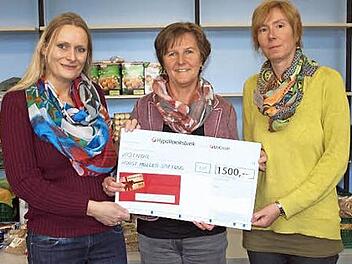 Ina Kober-Naumann (Mitte) überreichte als stellvertretende Vorsitzende der Koinor-Horst-Müller-Stiftung an die Projektleiterin der Lichtenfelser Tafel, Stefanie Renner (links), und an Gisela Berner (rechts) eine Sachspende von 1500 Euro.  Foto: Alfred Thieret