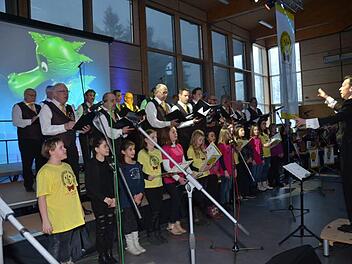 Die Sängervereinigung "Edelweiß" Windheim setzte mit den "Rennsteigspatzen" und Kinderchor Grub am Forst Foto: Karl-Heinz Hofmann