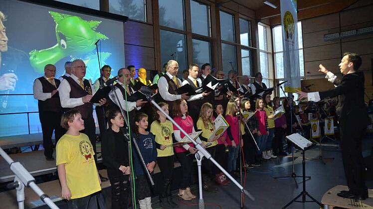 Die Sängervereinigung "Edelweiß" Windheim setzte mit den "Rennsteigspatzen" und Kinderchor Grub am Forst Foto: Karl-Heinz Hofmann