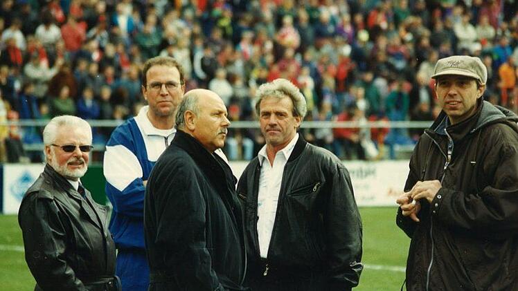 Von links FCN-Präsident Michael A. Roth und Weismains Trainer Paul Hupp. Foto: Timo Stöhr