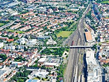 Fünf Kilometer ziehen sich die Bahngleise durch Bamberg - eine Trennlinie, die aufgehoben werden könnte, wie Stadtrat Norbert Tscherner glaubt.