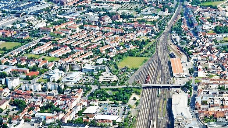 Fünf Kilometer ziehen sich die Bahngleise durch Bamberg - eine Trennlinie, die aufgehoben werden könnte, wie Stadtrat Norbert Tscherner glaubt.