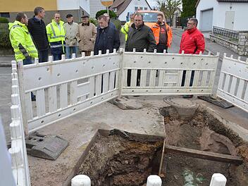 In der Ringstraße ist nicht nur die Deckschicht marode. Kanal und Versorgungsleitungen brauchen ebenfalls eine Generalsanierung und der Unterbau lässt zu wünschen übrig. Das stellten die Mitglieder des Bausenats bei der Besichtigung fest.Rainer Lutz