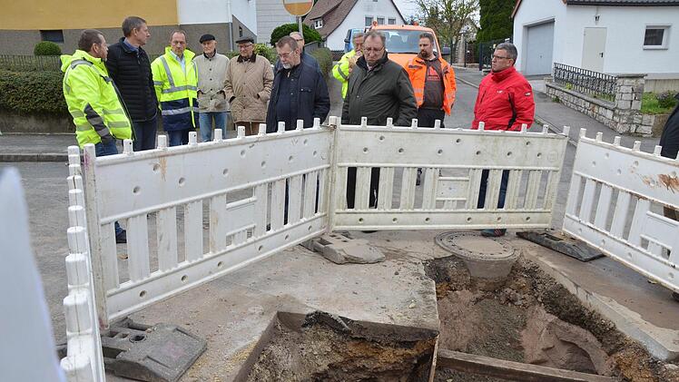 In der Ringstraße ist nicht nur die Deckschicht marode. Kanal und Versorgungsleitungen brauchen ebenfalls eine Generalsanierung und der Unterbau lässt zu wünschen übrig. Das stellten die Mitglieder des Bausenats bei der Besichtigung fest.Rainer Lutz