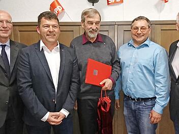 Von links: Bürgermeister Gerd Schneider, der Oberhaider Bürgermeister Carsten Joneitis, Jubilar Harald Hugel, Bezirksrat Uwe Metzner und OV-Vorsitzender Manfred Schrauder Foto: p