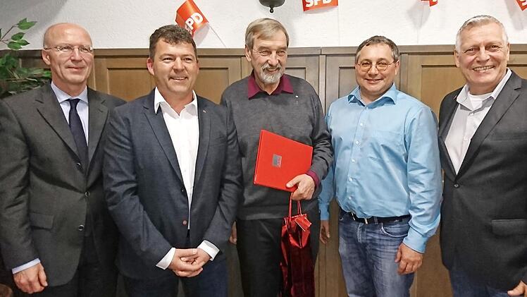Von links: Bürgermeister Gerd Schneider, der Oberhaider Bürgermeister Carsten Joneitis, Jubilar Harald Hugel, Bezirksrat Uwe Metzner und OV-Vorsitzender Manfred Schrauder Foto: p