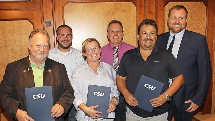 Ehrungen beim CSU-Ortsverband Großheirath (von links): Hans-Martin Hinz, Sebastian Straubel, Heike Wohlleben, Vorsitzender Udo Siegel, Michael Hümmer, Kreisvorsitzender Martin Mittag.  Foto: Michael Stelzner