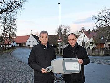 In luftiger Höhe scheinen sie zu schweben. Tatsächlich sind die Leuchtköpfe der Straßenlaternen aber sehr gewichtig. Im Bild Bürgermeister Hans Beck (links) mit dem Kommunalberater des Bayernwerks, Edgar Müller. Foto: Evi Seeger