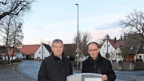 In luftiger Höhe scheinen sie zu schweben. Tatsächlich sind die Leuchtköpfe der Straßenlaternen aber sehr gewichtig. Im Bild Bürgermeister Hans Beck (links) mit dem Kommunalberater des Bayernwerks, Edgar Müller. Foto: Evi Seeger